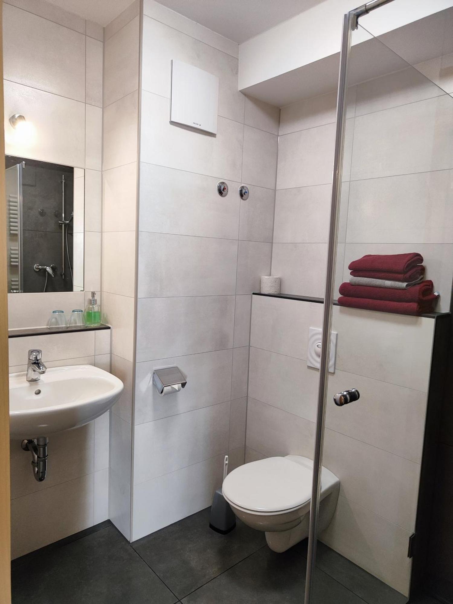 Wirtshaus Zur Bina Hotel Vilsbiburg Bagian luar foto