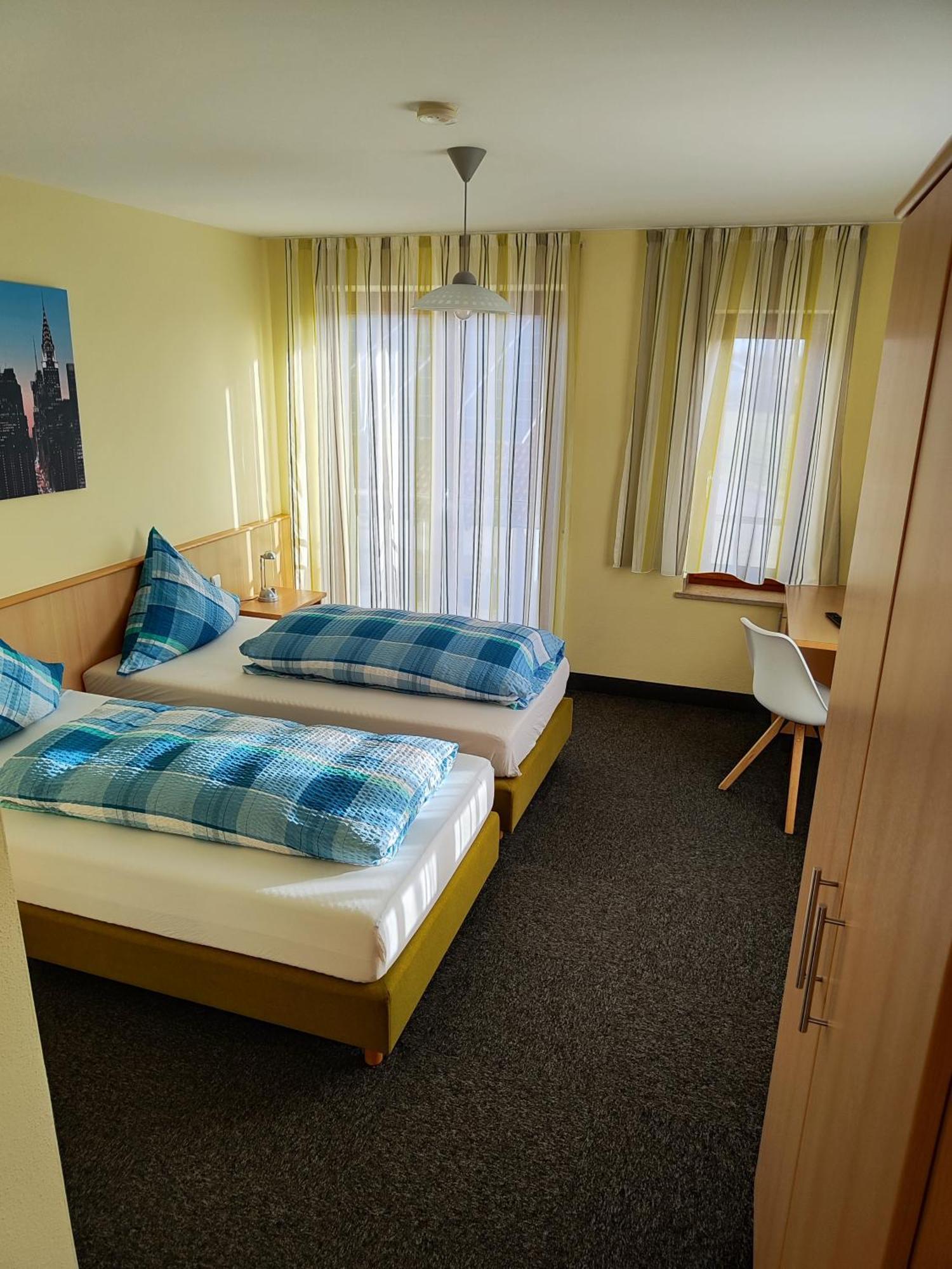 Wirtshaus Zur Bina Hotel Vilsbiburg Bagian luar foto