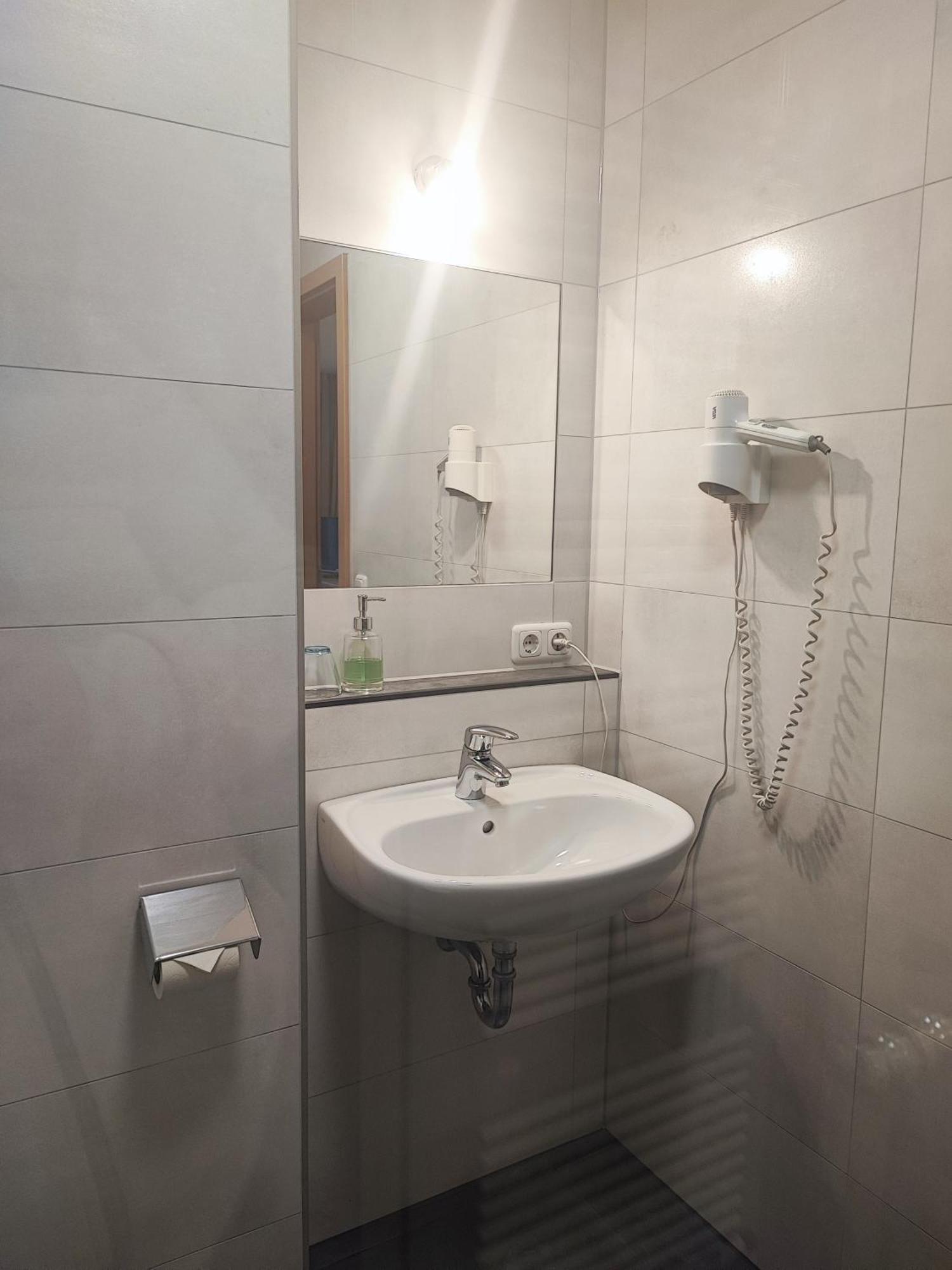 Wirtshaus Zur Bina Hotel Vilsbiburg Bagian luar foto